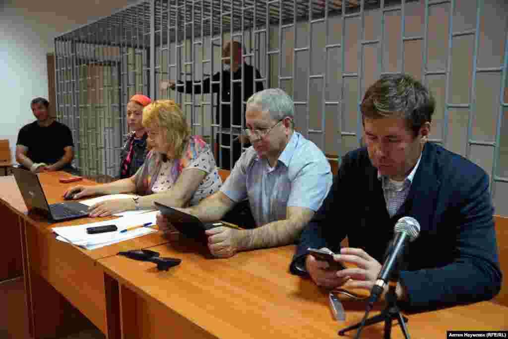 Захищали українців адвокати Марина Дубровіна, Докка Іцлаєв і, на прохання Надії Савченко, – Ілля Новіков