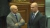 Arkiv - Kryeministri i Kosovës, Isa Mustafa, duke biseduar me kryetarin e Listës Serbe, Slavko Simiq
