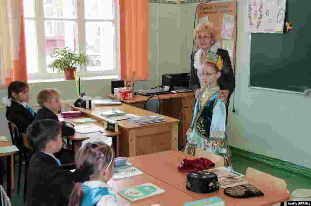Татар сәнгать мәктәбендә дәрес - Эльдана Таурбаеваның татар костюмы күрсәтелә