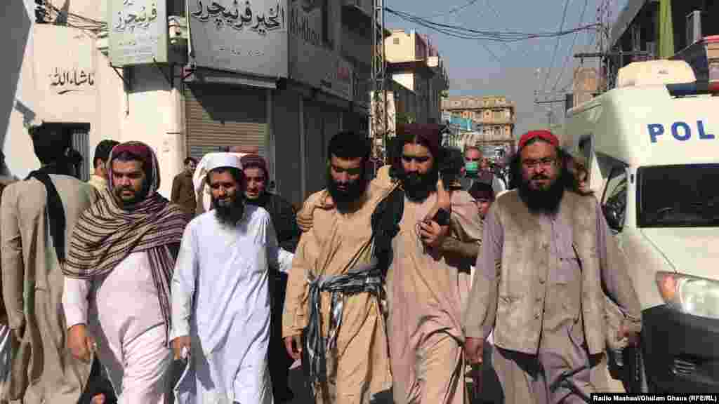 Oameni adunați la locul incidentului, în fața seminarului islamic din Peshwar. 