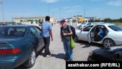 Farapdaky türkmen-özbek gümrük geçelgesiniň öňünde garaşýan adamlar. Illýustrasiýa suraty