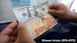 ارشیف، پاکستانۍ روپۍ له ډالرو سره 