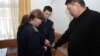 Полицейские снимают наручники с Аскара Молдашева в зале Бостандыкского районного суда. Алматы, 1 марта 2013 года. 