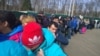 Очереди у здания миграционного центра "Сахарово" 