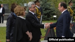 Armenia - President Serzh Sarkisian greets his French counterpart Francois Hollande at the Armenian Genocide Memorial in Yerevan, 24Apr2015.