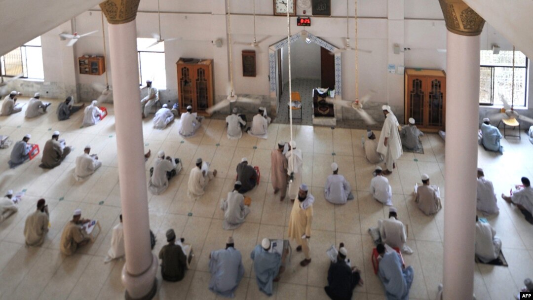د کراچۍ په بنوریه مدرسه کې زده کوونکي امتحان ورکوي - پخوانی انځور.