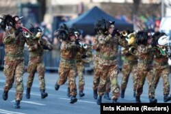 Італьянскі вайсковы духавы аркестар на парадзе