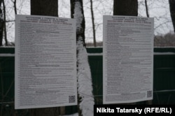 Russian activist Andrei Shalayev affixed these two small signs to two trees opposite the Kommunarka memorial. The signs list the names of what he calls 88 of the most "odious" perpetrators of Stalin's death machine listed on the memorial.