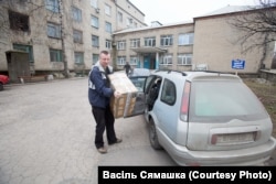 Васіль Сямашка разгружае гуманітарную дапамогу ў 21-м шпіталі Данецку