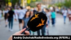 Azat Ýewropa/Azatlyk Radiosynyň nyşanaly mikrofon