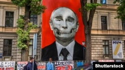 Полотно с изображением Владимира Путина, вывешенное напротив российского посольства в Риге после начала полномасштабной войны России против Украины