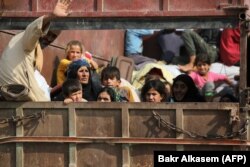 Refugiați sirieni fug din Kobane, de la granița cu Turcia, 16 octombrie 2019