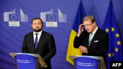 Comisarul european Stefan Fule (dr.) la conferința de presă comună cu prim vicepremierul Serhi Arbuzov la Brussels la 12 decembrie