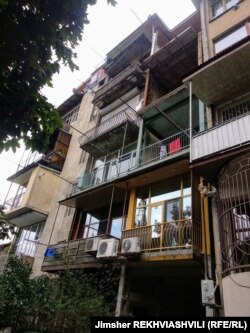 სამწუხაროდ, მიშენებებს ვერც ეს შენობა გადაურჩა