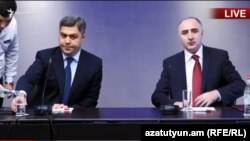 Директор Службы национальной безопасности (СНБ) Артур Ванецян (слева) и начальник Специальной следственной службы (ССС) Сасун Хачатрян на совместной пресс-конференции, Ереван, 11 сентября 2018 г.
