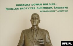 Berdimuhamedowyň atasynyň heýkeli