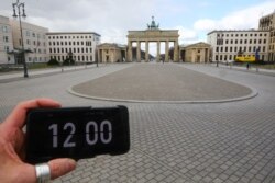 Berliniň Brandenburg derwezesiniň alnyndaky boşap galan meýdança. 2020-nji ýylyň 2-nji apreli.
