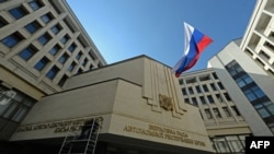 Steagul Rusiei flutură pe clădirea Parlamentului de la Simferopol