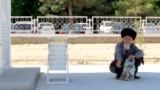 Bir ýaşuly adam duralganyň kölegesinde günden goranyp otyr (arhiw)