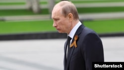 Премьер-министр России Владимир Путин у могилы Неизвестного солдата в Москве. 8 мая 2011 года.