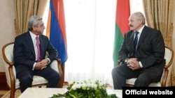 Russia -- Armenian President Serzh Sarkisian meets with his Belarusian counterpart Alyaksandr Lukashenka in Sochi, September 23, 2013