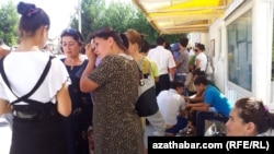 Aşgabatdaky rus iliçihanasynyň öňündäki nobat. Arhiw suraty