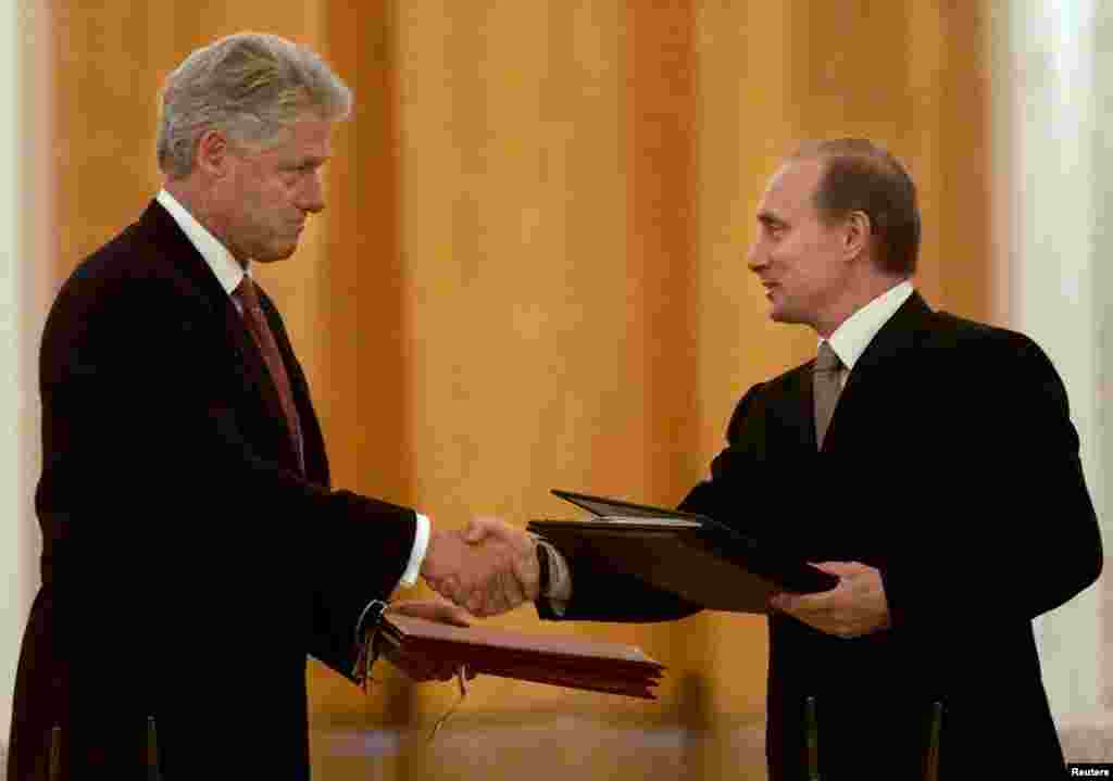 Президент России Владимир Путин (справа) и президент США Билл Клинтон после подписания соглашения о создании совместного центра обмена данными о пусках ракет. Москва, 4 июня 2000 года 