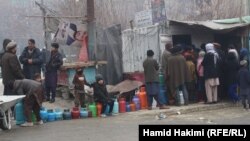 صف طولانی از مردم برای پرکردن بالون های گاز-تصویر از آرشیف