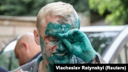An archive photo shows anti-corruption activist Vitaliy Shabunin after he was splashed with an antiseptic substance in 2018.
