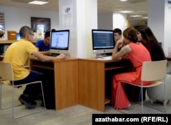 Türkmenistanda bir Internet kafede oturan adamlar. Arhiwden alnan surat