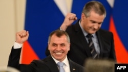 Premierul R. Crimeea, Sergei Aksinov și președintele parlamentului Vladimir Konstantinov sărbătorind evenimentele în curs la Kremlin