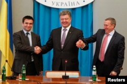 Президент Петро Порошенко з новопризначеним міністром закордонних справ Павлом Клімкіним і екс-керівником МЗС Андрієм Дещицею у Києві, 19 червня 2014 року