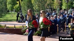 Лола Тиллоева-Каримова ва хоҳарзодааш Имон. Тошканд, 31 августи соли 2017