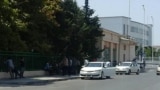 Köçä çykyp, gündelik iş gözleýän adamlar. Arhiw suraty