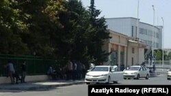 Köçä çykyp, gündelik iş gözleýän adamlar. Arhiw suraty