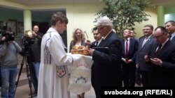 Міністра Вашчыкоўскага вітаюць навучэнцы Ваўкавыскай школы з польскай мовай навучаньня