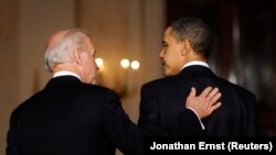 Vicepreședintele Joe Biden și preșeedintele Barak Obama după ce Camera Reprezentanților aprobase planul de sănătate cunoscut drept „Obama care”. 