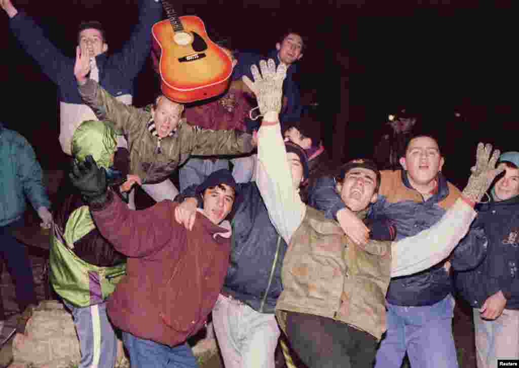 Young Bosnian Serbs celebrate the Dayton peace agreement in the north Bosnian town of Banja Luka on November 21, 1995. 