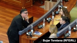 Deputeti i LDK-së, Lutfi Haziri, në një nga vazhdimet e seancës konstituive.