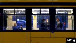 Maszkot viselő utasok Budapesten, 2020. június 7-én.