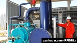 A Turkmen gas-compression facility (file photo)