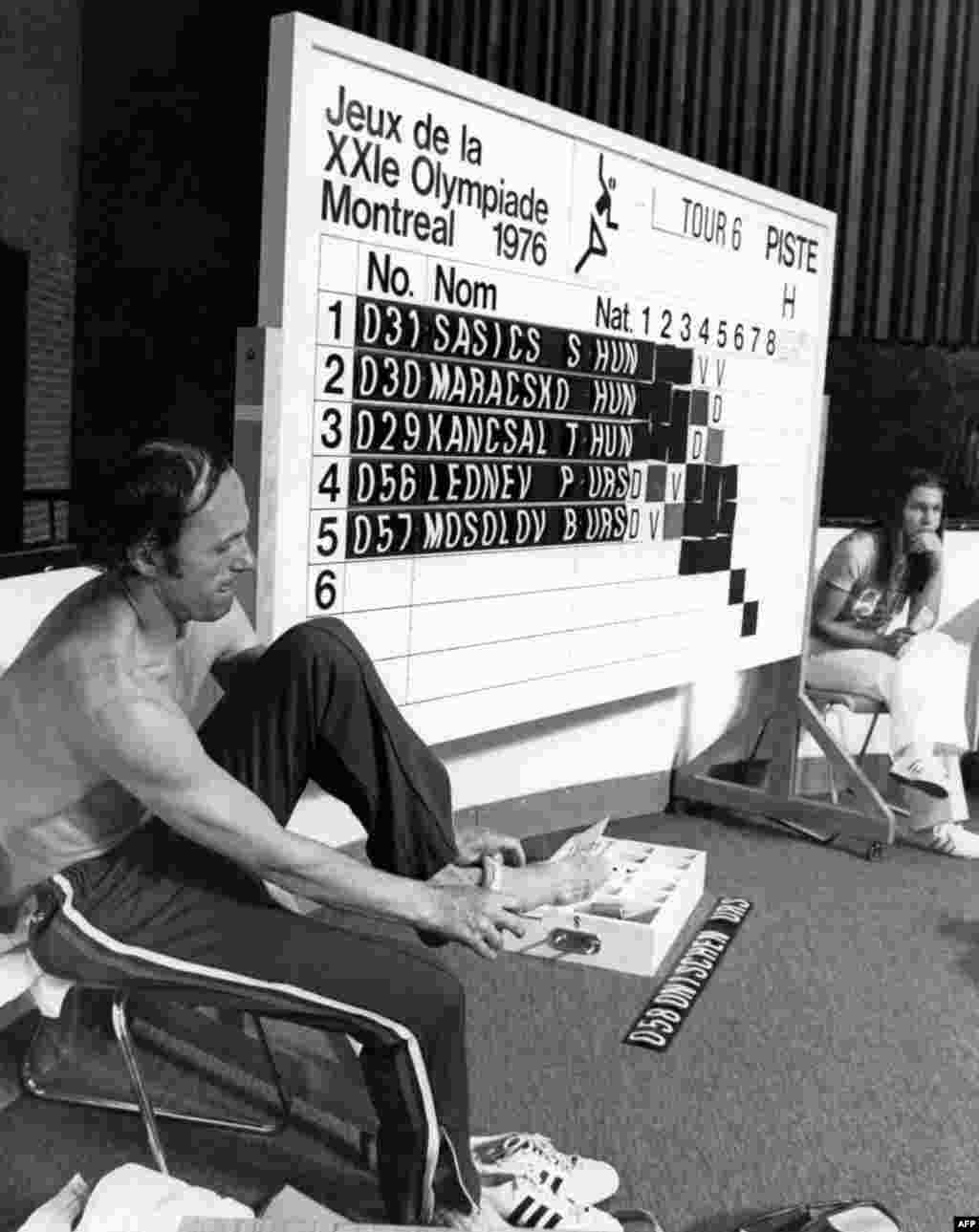 O&yacute;undan gyrakladylan sowet sportsmeni Boris Onişenko jorabyny ge&yacute;&yacute;&auml;r. Montreal,1976.