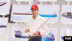 Berdimuhamedow Türkmenbaşynyň halkara deňiz portunyň “doly kuwwatyna çykarylmagynyň” gijikmeginden nägile boldy.