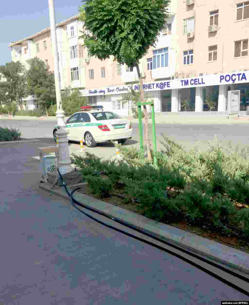 Awtoulaglaryň geçmezligine polisiýa gözegçilik edýär 