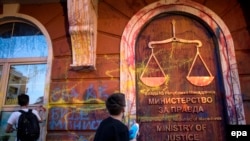 Gjatë një proteste të mëhershme të qytetarëve para ndërtesës së Ministrisë maqedonase të Drejtësisë