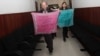 Протестующие журналисты идут по коридору Алматинского городского суда. Алматы, 28 февраля 2013 года. 