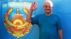Журналист и правозащитник из Риддера Александр Харламов фотографируется у ворот СИЗО после своего освобождения. 4 сентября 2013 года. 
