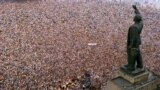 Mulțimea adunată la Baku la chemarea Frontului Popular Azer în septembrie 1989