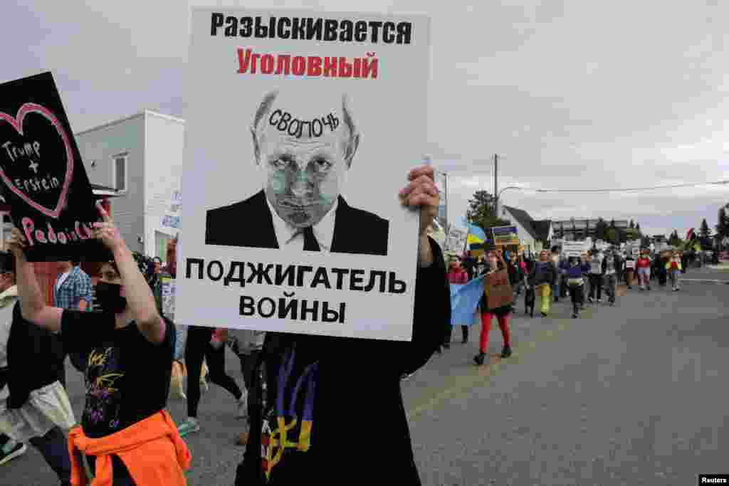 Демонстранты держат плакаты во время протеста в знак солидарности с Украиной после встречи президента США Дональда Трампа и президента России Владимира Путина в Анкоридже, Аляска, США, 15 августа 2025 года. REUTERS/Nathaniel Wilder