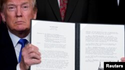 Președintele Donald Trump la anunțul primelor restricții împotriva Chinei în martie 2018